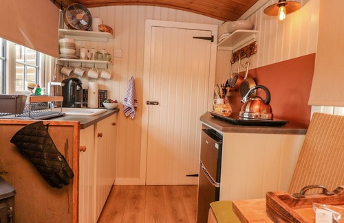 Barnoldswick Cabaña | HEATHER HUT AT COPY HOUSE HIDEAWAY, pet friendly in Earby