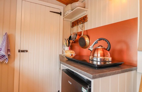 Barnoldswick Cabaña | HEATHER HUT AT COPY HOUSE HIDEAWAY, pet friendly in Earby