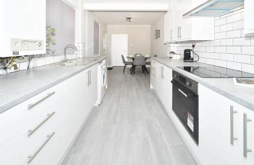 Crewe Apartamento | Heathfield House by YourStays - Four Bedroom House in Crewe