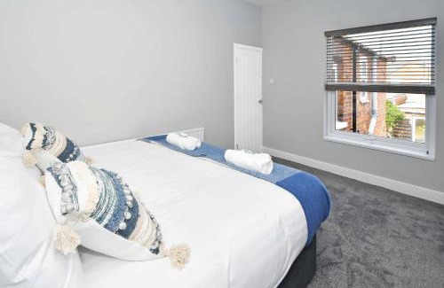 Crewe Apartamento | Heathfield House by YourStays - Four Bedroom House in Crewe