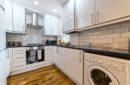 Staines Apartamento | Heathrow Clean 2 Bed Apartment Perfect for 6 Plus Parking