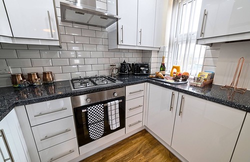 Staines Apartamento | Heathrow Clean 2 Bed Apartment Perfect for 6 Plus Parking