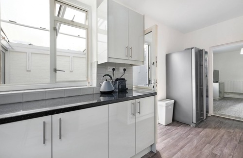 Ashford Casa | Heathrow Living Stanwell Serviced House 5 bedrooms