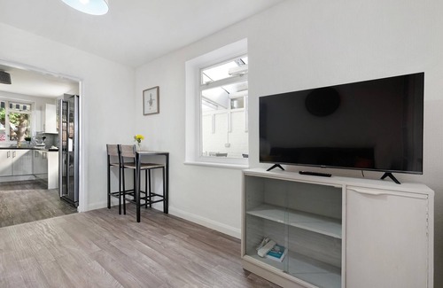 Ashford Casa | Heathrow Living Stanwell Serviced House 5 bedrooms