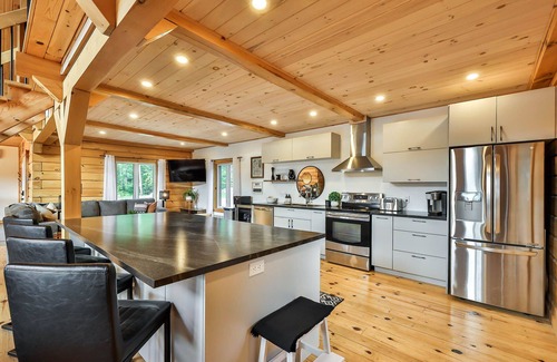 Notre-Dame-de-Pontmain Cabaña | Heaven 47 - Cottage with Hot Tub & Huge Games Room