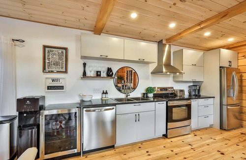 Notre-Dame-de-Pontmain Cabaña | Heaven 47 - Cottage with Hot Tub & Huge Games Room