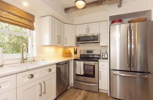 Fontana-on-Geneva Lake Condominio | Heaven on Earth! 2 BDR Fontana Flat, Walk to Lake