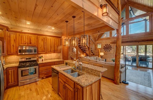 Necowa Cove Cabina | Heaven on the Lake - Lakefront | Hot Tub | Fire Pit | Game Room
