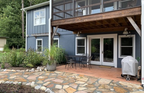 Pittsboro Casa | Heavener farm guesthouse (two story)