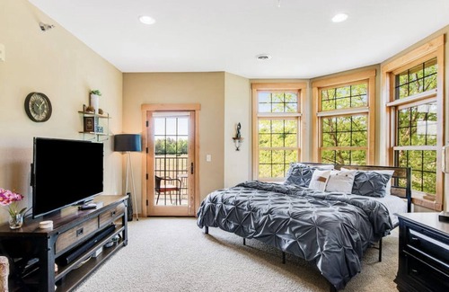 Three Lakes Apartamento | Heavenly Bed’s with lake living, indoor pool, indoor/outdoor hot tubs, piers!