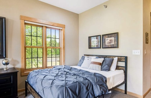 Three Lakes Apartamento | Heavenly Bed’s with lake living, indoor pool, indoor/outdoor hot tubs, piers!