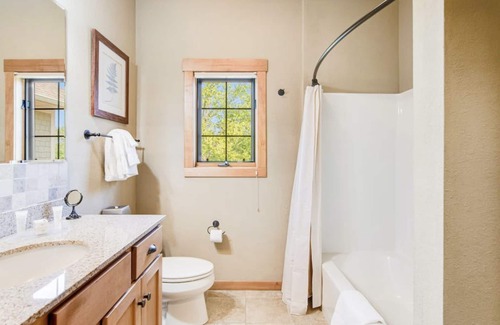 Three Lakes Apartamento | Heavenly Bed’s with lake living, indoor pool, indoor/outdoor hot tubs, piers!