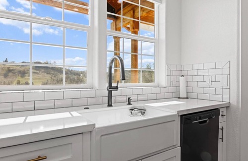 Jayhawk Casa | Heavenly Heights 3-bed, 3 bath Scenic Getaway on a 10 Acre lot in Placerville