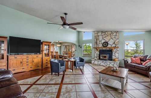 Groveland Casa | Heavenly Hilltop - 3-Level Home with Game Room home