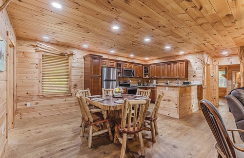 Whittier Cabina | NEW/3 BR 2 bath/Mtns/Discount Rates/Wi-Fi/5 mi. to Casino/Hot Tub/Fire pit.
