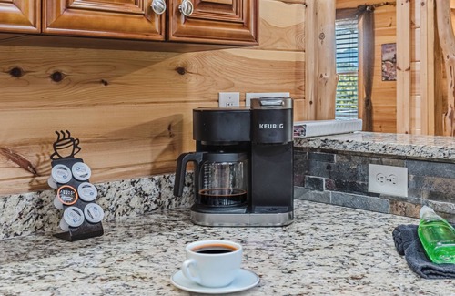 Whittier Cabina | NEW/3 BR 2 bath/Mtns/Discount Rates/Wi-Fi/5 mi. to Casino/Hot Tub/Fire pit.