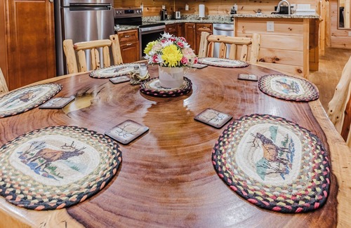 Whittier Cabina | NEW/3 BR 2 bath/Mtns/Discount Rates/Wi-Fi/5 mi. to Casino/Hot Tub/Fire pit.