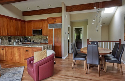 Elk Point Condominio | Heavenly Ski 10-min, Pickleball, Private Beach, EV