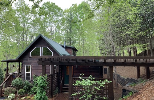 Moravian Falls Cabina | Heaven’s Door Mountain Retreat with Hot Tub
