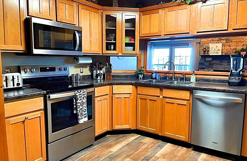 Sevierville Cabina | Heaven’s Kiss ~ Large Heated Pool ~ Theater ~ Game Room ~ Fire Pit ~ Private