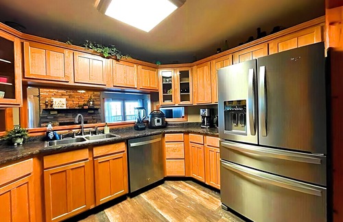 Sevierville Cabina | Heaven’s Kiss ~ Large Heated Pool ~ Theater ~ Game Room ~ Fire Pit ~ Private