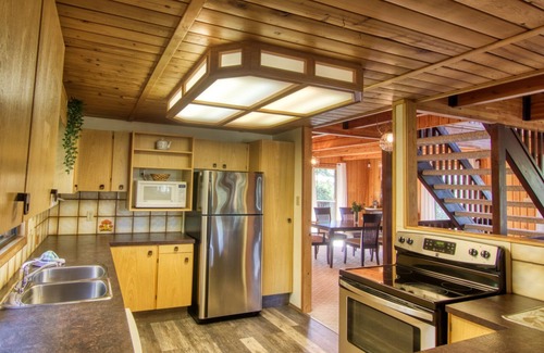 East Kootenay Casa | Hebron Cabin: 4 bdrm|sleeps 8 (13 inc kids)|hot tub * Pet-Fr