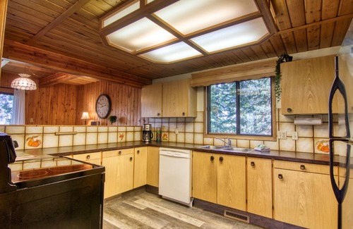 East Kootenay Casa | Hebron Cabin: 4 bdrm|sleeps 8 (13 inc kids)|hot tub * Pet-Fr