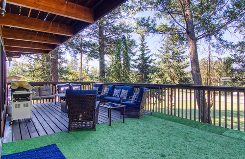 East Kootenay Casa | Hebron Cabin: 4 bdrm|sleeps 8 (13 inc kids)|hot tub * Pet-Fr