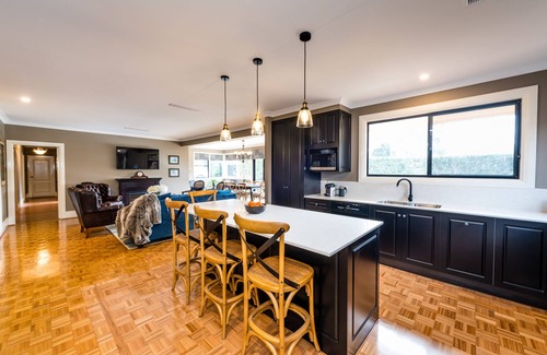 East Toowoomba Casa | Hedge House - luxury, space, style, great location