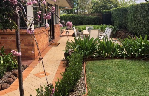 East Toowoomba Casa | Hedge House - luxury, space, style, great location
