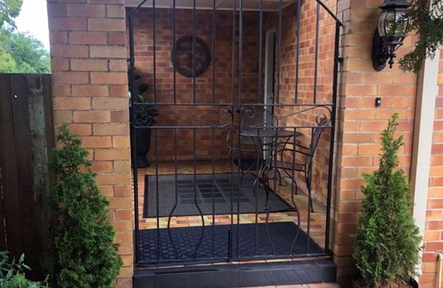 East Toowoomba Casa | Hedge House - luxury, space, style, great location