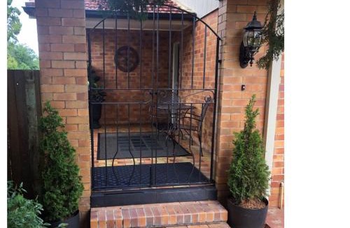 East Toowoomba Casa | Hedge House - luxury, space, style, great location