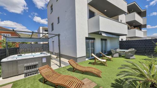 Trogir Apartamento | Hedonist-Luxury 2 bedroom apartment with private HOT TUB, garden and free parking