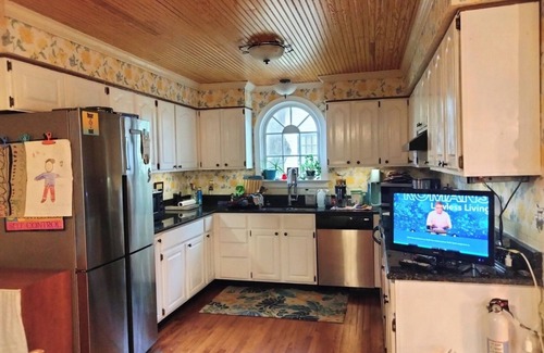 Northeast Raleigh Casa | Heidi's Haven. Charming 3-bedroom house. Northeast Raleigh. 9 mins from downtown