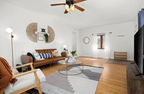 Peoria Heights Casa | Heights Records - a trendy 2BD