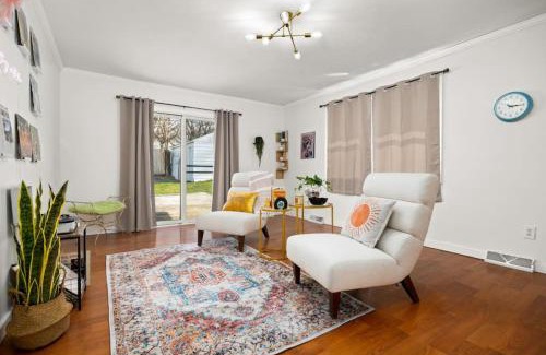 Peoria Heights Casa | Heights Records - a trendy 2BD