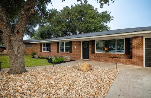 College Station Casa | Helena Haven 4BR 3BA Near Top Golf and Kyle Field