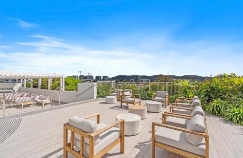 West End Apartamento | HELIA - Beautiful West End Apt w parking and pool