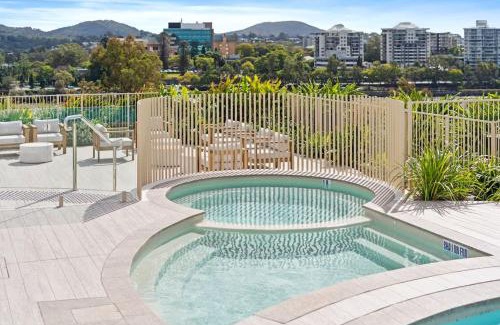 West End Apartamento | HELIA - Beautiful West End Apt w parking and pool