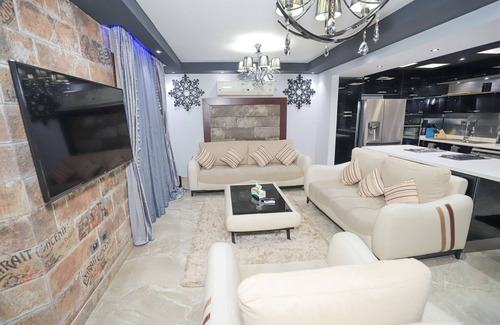 Heliopolis Apartamento | Heliopolis Heights, 3-Bedroom Grandeur, Jacuzzi, 5 AC & 4K TVs