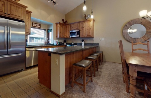Mammoth Lakes Condominio | Helios North 6 Spacious and Bright, Pet-Friendly, Walk to The Village Gondola by RedAwning