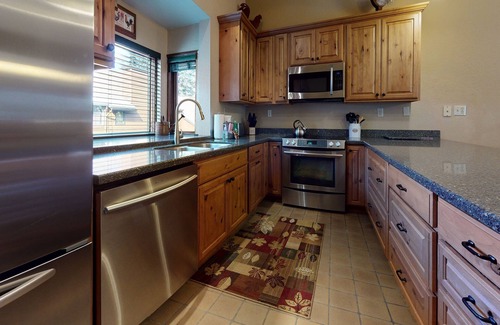 Mammoth Lakes Condominio | Helios North 6 Spacious and Bright, Pet-Friendly, Walk to The Village Gondola by RedAwning