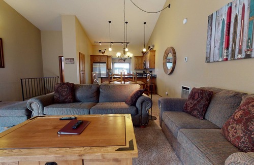 Mammoth Lakes Condominio | Helios North 6 Spacious and Bright, Pet-Friendly, Walk to The Village Gondola by RedAwning