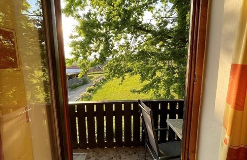 Seebarn Apartamento | Helle Ferienwohnung für bis zu Vier Personen mit Balkon