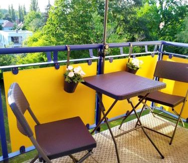Gruna Apartamento | Helles Apartment mit Balkon am Großen Garten nahe Stadtzentrum