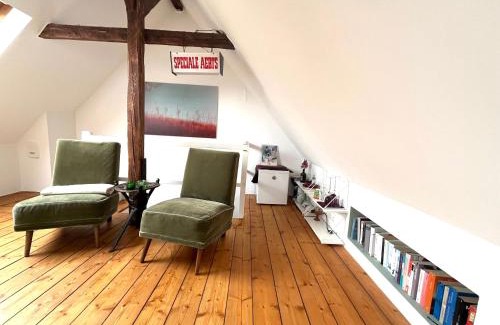 Weiden Casa | Helles Giebelzimmer im Altbau