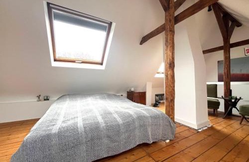 Weiden Casa | Helles Giebelzimmer im Altbau