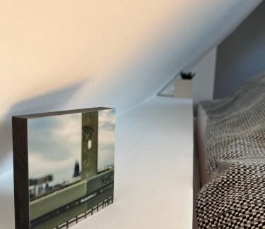 Weiden Casa | Helles Giebelzimmer im Altbau