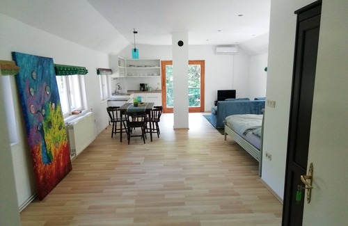 Mihald Apartamento | Helles Studioapartment mit Südbalkon. Alleinlage im Wald für Naturliebhaber