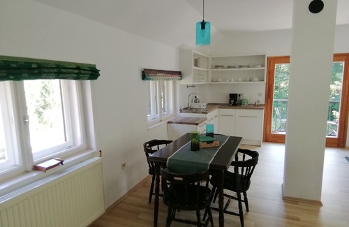 Mihald Apartamento | Helles Studioapartment mit Südbalkon. Alleinlage im Wald für Naturliebhaber